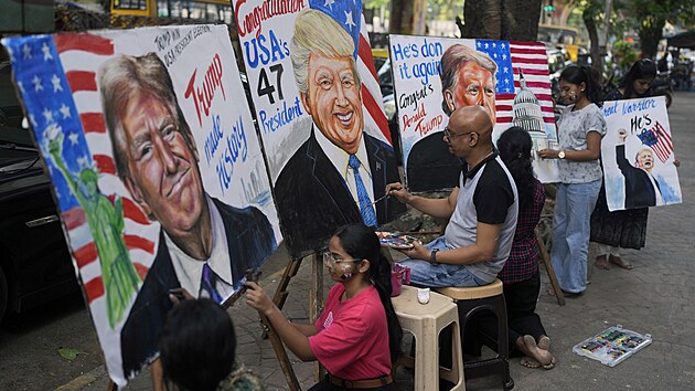 Studenti Gurukul School of Art maluj� portr�ty Donalda Trumpa v indick� Bombaji. (6. listopadu 2024)