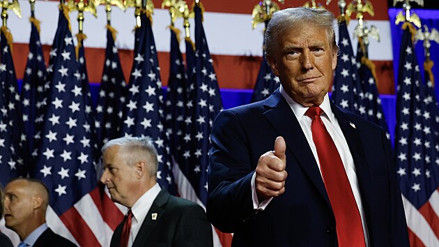 Republikánský kandidát na prezidenta Donald Trump přichází promluvit během volební noci v Palm Beach Convention Center na Floridě. (6. listopadu 2024)