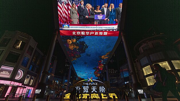 Večerní zprávy čínských státních médií o republikánském kandidátovi na prezidenta Donaldu Trumpovi na venkovní obrazovce v Pekingu. (6. listopadu 2024)