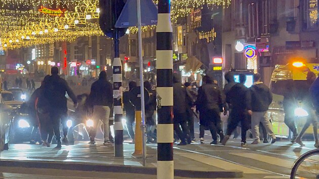 Izraelt fotbalov pznivci a nizozemt propalestint aktivist se stetli u hlavnho ndra v Amsterdamu. (8. listopadu 2024)