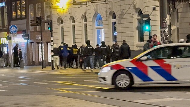 Izraelt fotbalov pznivci a nizozemt propalestint aktivist se stetli u hlavnho ndra v Amsterdamu. (8. listopadu 2024)