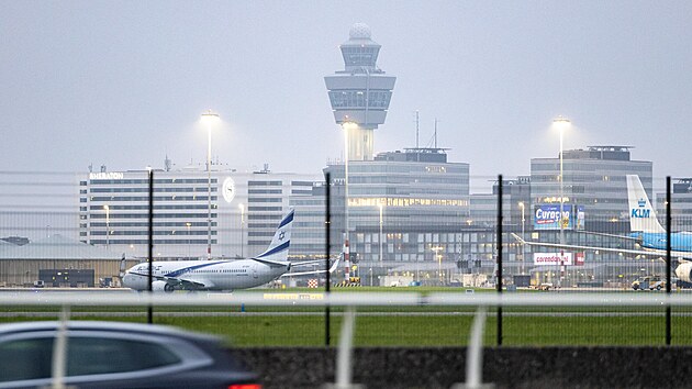 Letadlo spolenosti El Al pistv na letitn ploe letit Schiphol u Amsterdamu v Nizozemsku. (8. listopadu 2024)