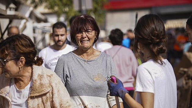 Lid� odkl�zej� n�sledky povodn� ve �pan�lsk� Valencii. (1. listopadu 2024)