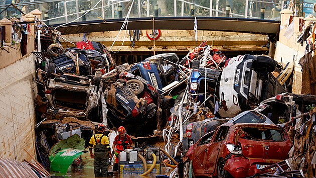 Hasi�i odkl�zej� n�sledky povodn� ve �pan�lsk� Valencii. (1. listopadu 2024)