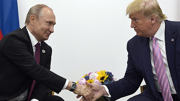 Americk� prezident Donald Trump si pot��s� rukou s rusk�m prezidentem Vladimirem Putinem na summitu G20 v japonsk� �sace. (28. �ervna 2019)