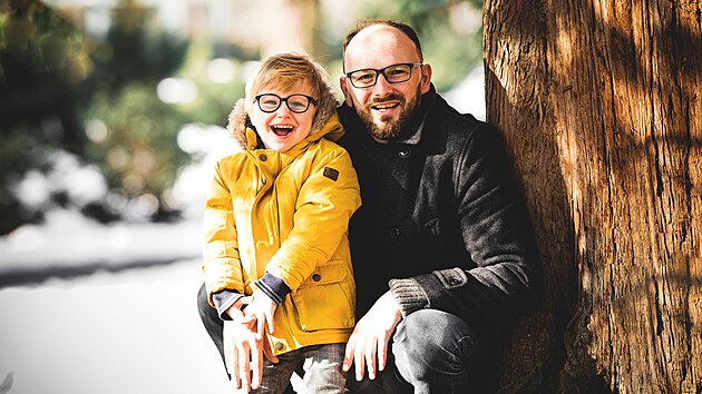 Radoslav Hajgajda se svm synem Oliverem, kter trp vzcnm Angelmanovm syndromem. Lidem s touto diagnzou se k astn loutky. Jednm z pznak nemoci, kter ovlivuje vvoj mozku, toti je, e se tyto dti asto smj. Sname se t normln ivot, k matka chlapc.