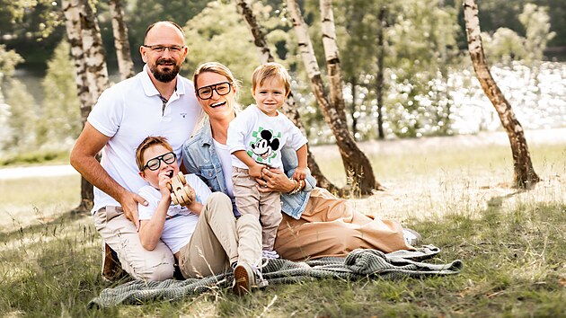 Radoslav a Lenka Hajgajdovi se syny, dvouletm Xavierem a tm osmiletm Oliverem, kter trp vzcnm Angelmanovm syndromem. Lidem s touto diagnzou se k astn loutky. Jednm z pznak nemoci, kter ovlivuje vvoj mozku, toti je, e se tyto dti asto smj. Sname se t normln ivot, k matka chlapc.