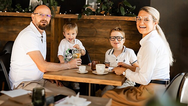 Radoslav a Lenka Hajgajdovi se syny, dvouletm Xavierem a tm osmiletm Oliverem, kter trp vzcnm Angelmanovm syndromem. Lidem s touto diagnzou se k astn loutky. Jednm z pznak nemoci, kter ovlivuje vvoj mozku, toti je, e se tyto dti asto smj. Sname se t normln ivot, k matka chlapc.