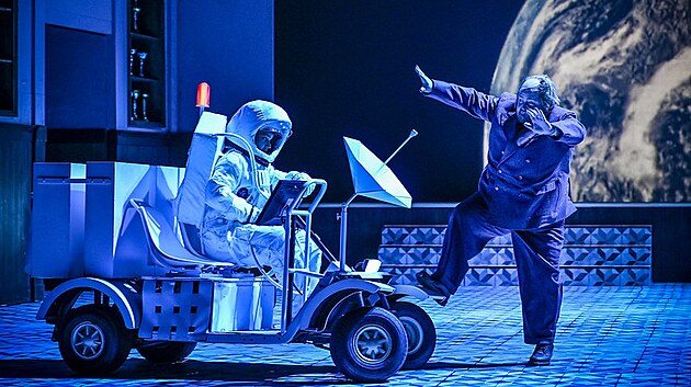 Daniel Matou�ek (Blankytn�) a Nicky Spence (Mat�j Brou�ek) v brn�nsk� inscenaci Jan��kovy opery V�lety p�n� Brou�kovy