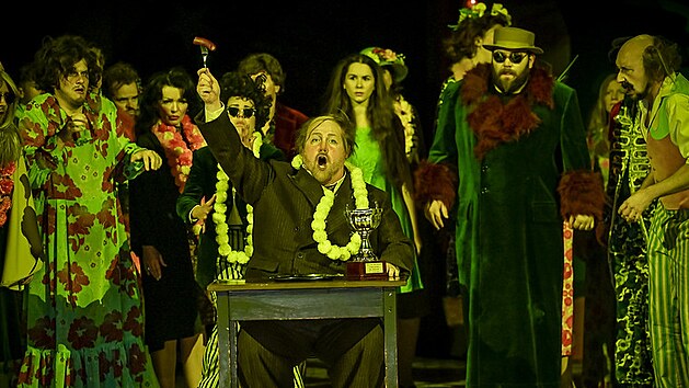 Nicky Spence (Mat�j Brou�ek) v brn�nsk� inscenaci Jan��kovy opery V�lety p�n� Brou�kovy