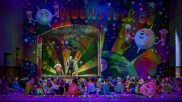 Sc�na z inscenace Jan��kovy opery V�lety p�n� Brou�kovy v N�rodn�m divadle Brno