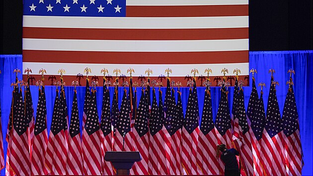 Ppravy na volebn noc ve West Palm Beach, kde Donald Trump sleduje stn hlas (5. listopadu 2024)