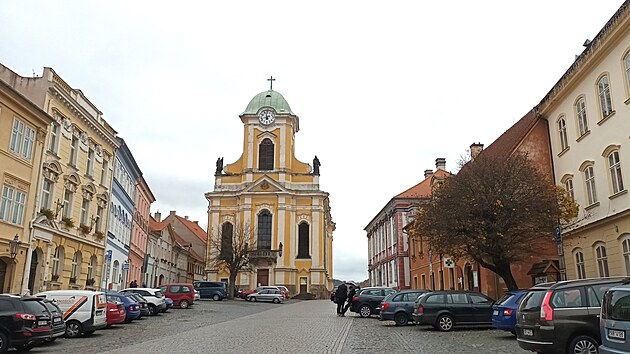 Kostel sv. Petra a Pavla na n�m�st� v ښt�ku (��jen 2024)