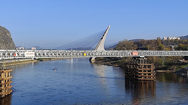 Provizorn� l�vka vedle Bene�ova mostu. V pozad� pak most Mari�nsk�. (1. listopadu 2024)