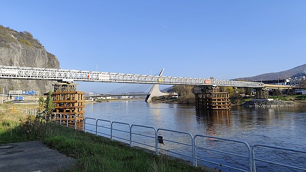 Provizorn� l�vka vedle Bene�ova mostu. V pozad� pak most Mari�nsk�. (1. listopadu 2024)