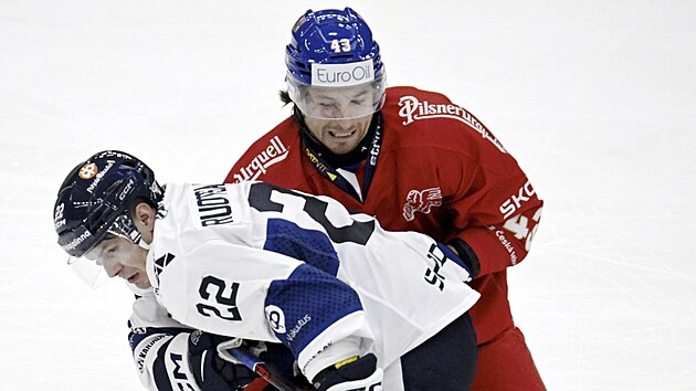 �esk� obr�nce Daniel Gazda (43) s vyp�t�m v�ech sil br�n� finsk�ho �to�n�ka Arttua Ruotsalainena (22).