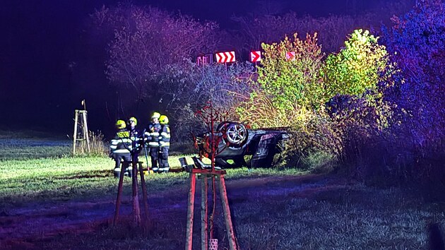 U praskch Bchovic havaroval osobn vz. Auto vyjelo ze silnice a skonilo na stee. (3.11.2024)