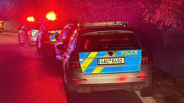 U praskch Bchovic havaroval osobn vz. Auto vyjelo ze silnice a skonilo na stee. (3.11.2024)