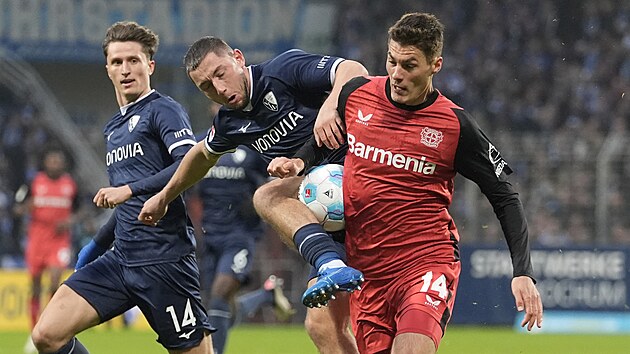 �to�n�k Leverkusenu Patrik Schick a bochumsk� obr�nce Maximilian Wittek (vlevo)...