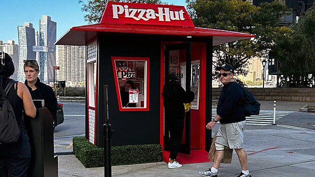 Marketingov� akce napl�novan� na 22. a 23. ��jna m�la za c�l nab�dnout jedine�n� gastronomick� z�itek a z�rove� reagovat na m�n�c� se zvyky spot�ebitel� a ned�vn� v�zvy v pizza�sk�m pr�myslu. (5. listopadu 2024)