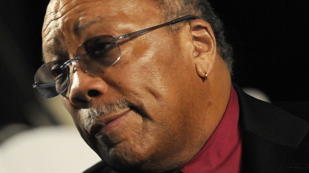 Producent Quincy Jones na pohbu Michaela Jacksona (Los Angeles, 3. z 2009)