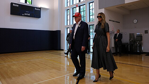 Donald Trump odvolil v americk�ch prezidentsk�ch volb�ch. Sv�j hlas odevzdal na Florid�. B�val� prezident dorazil do sv�ho volebn�ho okrsku v Palm Beach s man�elkou Melani� Trumpovou. (5. listopadu 2024)