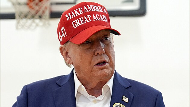 Donald Trump odvolil v americk�ch prezidentsk�ch volb�ch. Sv�j hlas odevzdal na Florid�. B�val� prezident dorazil do sv�ho volebn�ho okrsku v Palm Beach s man�elkou Melani� Trumpovou. (5. listopadu 2024)