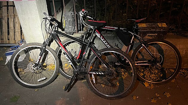 Dv� j�zdn� kola, kter� vzal zlod�j z Ostravy. Polici nyn� vyz�v� jejich majitele, aby se o n� p�ihl�sili. (6. listopadu 2024)