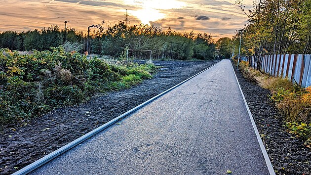 Nov� cyklostezka slou�� na okraji Such�ho Vrbn�ho, kde roste nov� �tvr� Dubi�n� potok.