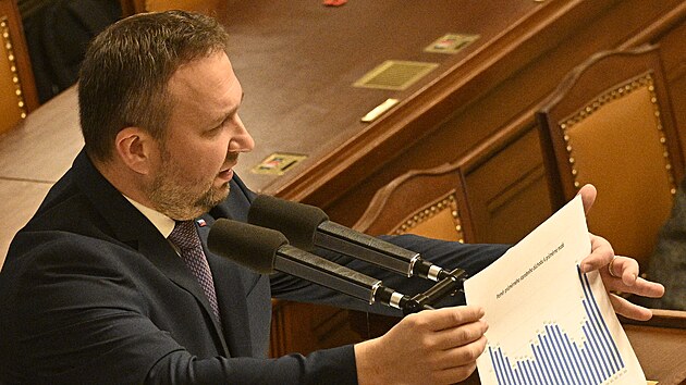 Ministr pr�ce a soci�ln�ch v�c� Marian Jure�ka p�i projedn�v�n� vl�dn�ho n�vrhu d�chodov� reformy