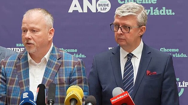 P�edseda st�nov� vl�dy ANO Karel Havl��ek a m�stop�edseda ANO Robert Kr�l��ek na tiskov� konferenci st�nov� vl�dy opozi�n�ho hnut� 7. listopadu 2024