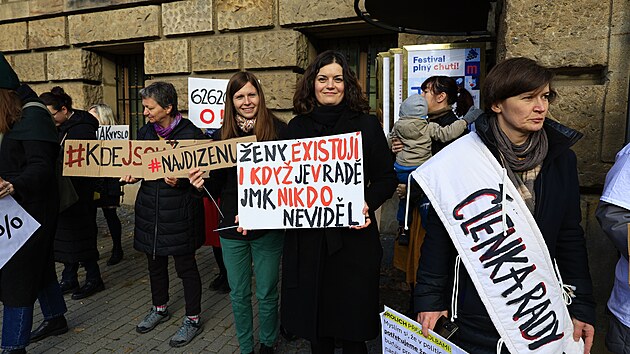 Asi stovka protestuj�c�ch �en p�i�la na ustavuj�c� zastupitelstvo Jihomoravsk�ho kraje upozornit, �e krajskou radu tvo�� pouze mu�i. (4.11.2024)