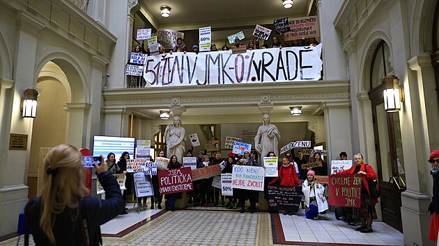 Asi stovka protestuj�c�ch �en p�i�la na ustavuj�c� zastupitelstvo Jihomoravsk�ho kraje upozornit, �e krajskou radu tvo�� pouze mu�i. (4.11.2024)