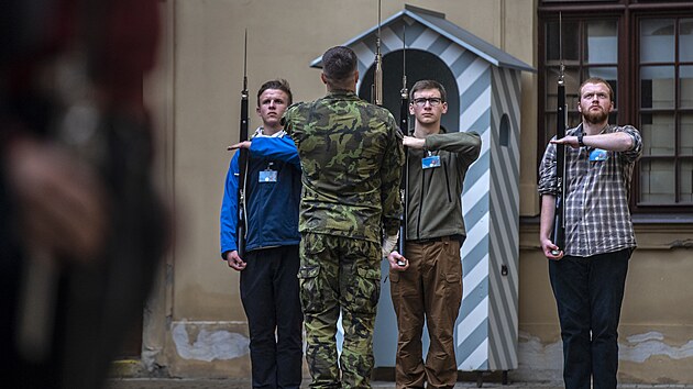 St�n� v budk�ch, to se pravd�podobn� vybav� v�t�in� lid�, kdy� se �ekne Hradn� str�. Akce �Hra��kem na zkou�ku� ale z�jemc�m uk�zala, �e tato pr�ce je �asto docela jin�. (30. ��jna 2024)