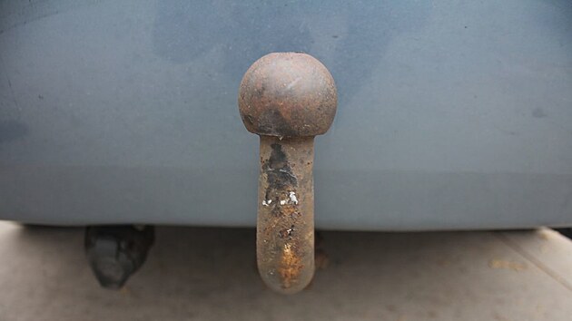 �idi� zezadu narazil do vozidla auto�koly.