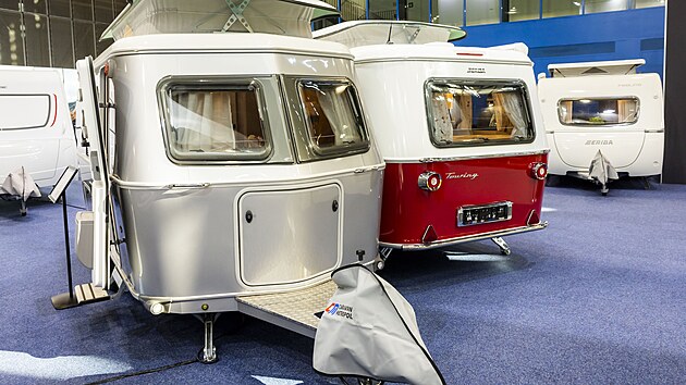 Men�� karavany Eriba v retro stylu reaguj� na celkov� trend zmen�ov�n� motor� automobil� a jsou p�ipraven� i na postupn� n�r�st elektromobil�.