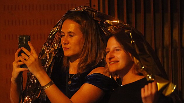 Host� slavnostn�ho zakon�en� festivalu dostali st��b�it� z�chran��sk� termofolie, do kter�ch se okam�it� na p�r chvil zabalili a hned za�ala vznikat p�sobiv� �self��ka�.