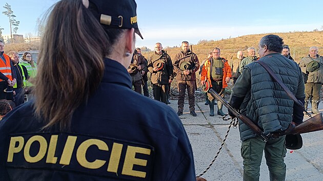 Policistky na honu v P�stov� u Jihlavy kontrolovaly vybaven� myslivc� i to, zda nejsou pod vlivem alkoholu. ��dn� proh�e�ek nezaznamenaly.