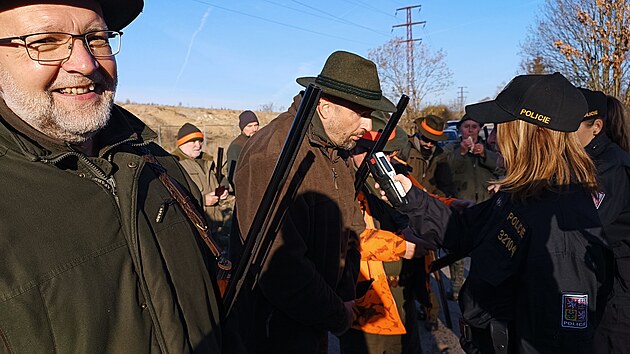 Policistky na honu v P�stov� u Jihlavy kontrolovaly vybaven� myslivc� i to, zda nejsou pod vlivem alkoholu. ��dn� proh�e�ek nezaznamenaly.