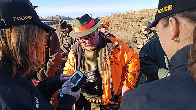 Policistky na honu v P�stov� u Jihlavy kontrolovaly vybaven� myslivc� i to, zda nejsou pod vlivem alkoholu. ��dn� proh�e�ek nezaznamenaly.