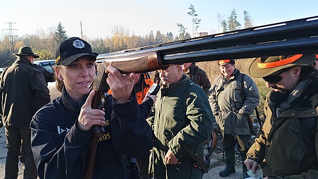 Policistky na honu v P�stov� u Jihlavy kontrolovaly vybaven� myslivc� i to, zda nejsou pod vlivem alkoholu. ��dn� proh�e�ek nezaznamenaly.