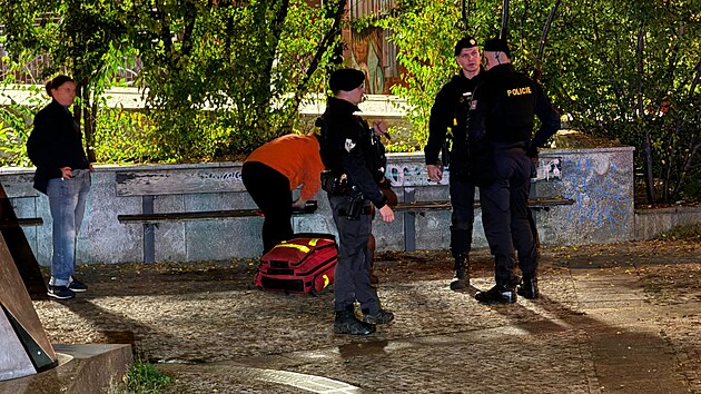 Policie zasahovala na ulici Goyova bl�zko metra Skalka kv�li rva�ce p�ti osob. (7. listopadu 2024)