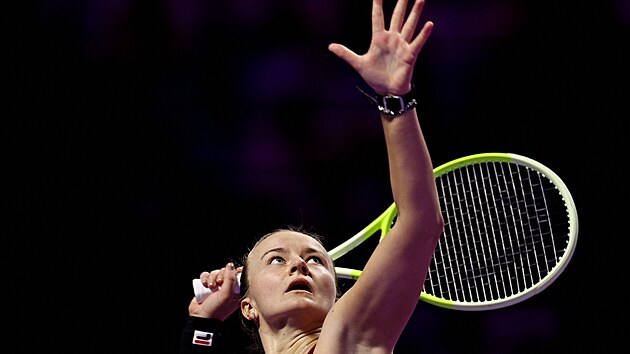 Barbora Krej��kov� se nap�ahuje ke sme�i ve t�et�m z�pase na Turnaji mistry�.