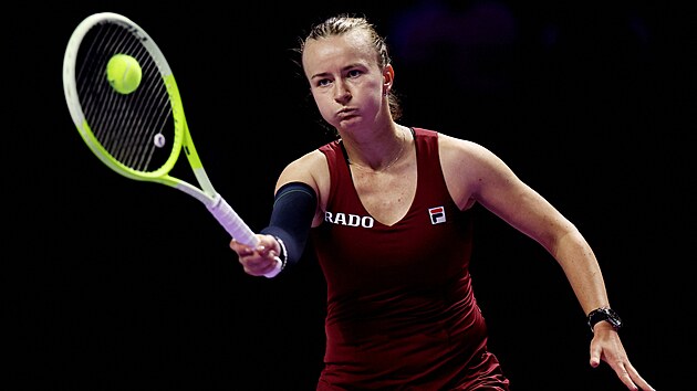 Barbora Krej��kov� odpaluje m��ek ve t�et�m z�pase na Turnaji mistry�.