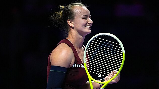 Barbora Krej��kov� se raduje z postupu do semifin�le  Turnaje mistry�.