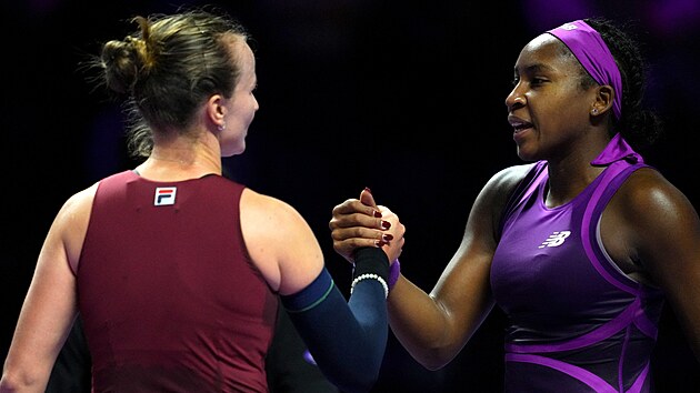 Barbora Krej��kov� p�ij�m� gratulace od Coco Gauffov� na Turnaji mistry�.