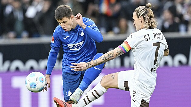 Adam Hlo�ek z Hoffenheimu zpracov�v� m��, sna�� se mu v tom zabr�nit Jackson...