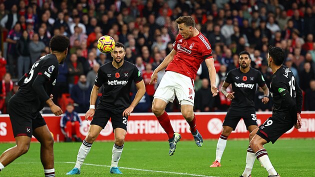Nottinghamsk� Chris Wood hlavi�kuje m�� do s�t� West Hamu.