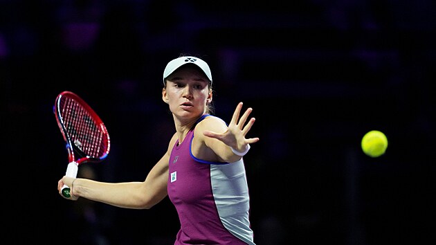 Tenistka Jelena Rybakinov� odb�j� m��ek b�hem Turnaje mistry�.