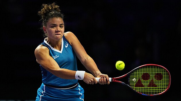 Italka Jasmine Paoliniov� hraje bekhend b�hem Turnaje mistry�.